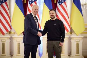 "Ucraina in piedi, la democrazia resiste". Biden a sorpresa da Zelensky a Kiev